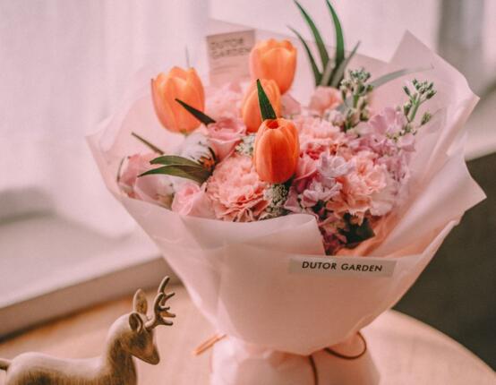 母亲节应该送什么花，母亲节送康乃馨几朵最好(16朵)