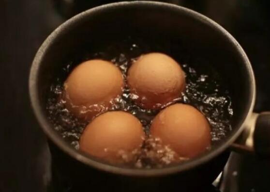 生鸡蛋兑水可以浇花吗，可以(1:10比例混合可开花爆盆)