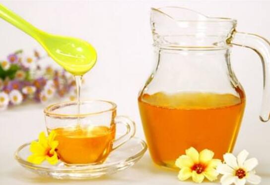 蜂蜜水的作用与功效，美白养颜消炎止咳还能促改善睡眠
