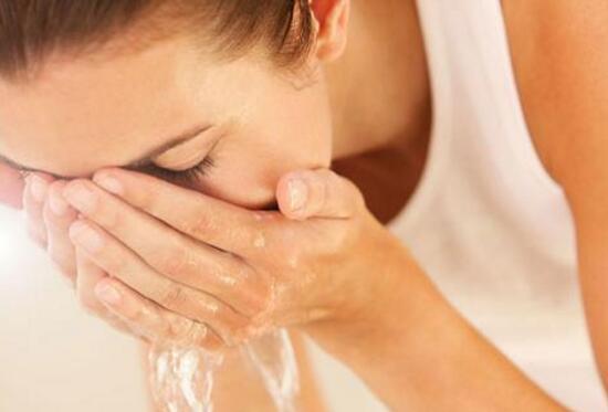 淘米水洗脸的正确方法，淘米水洗脸多久见效(两个星期)