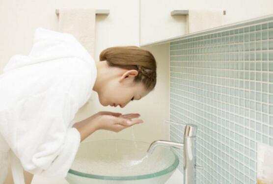 淘米水洗脸的正确方法，淘米水洗脸多久见效(两个星期)