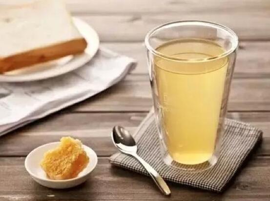 晚上喝蜂蜜水好吗，蜂蜜水什么时候喝好(早餐后可减肥)