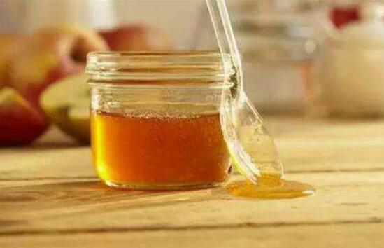 喝蜂蜜水有什么好处，缓解疲劳保护血管还有杀菌作用