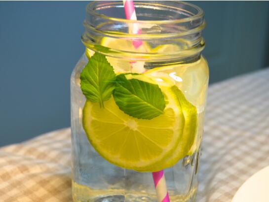 柠檬蜂蜜水的做法，柠檬蜂蜜水的功效(美容养颜又排毒)