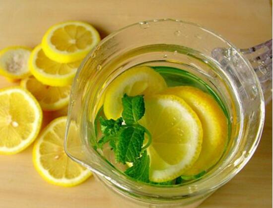 柠檬片泡水的功效，美白养颜减肥瘦身还能提高免疫