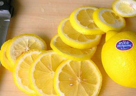 柠檬片泡水的功效，美白养颜减肥瘦身还能提高免疫