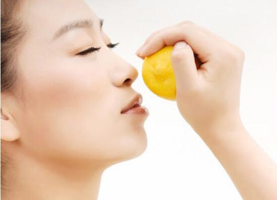 柠檬片泡水能祛斑吗，长期坚持有祛斑功效(还可敷脸)