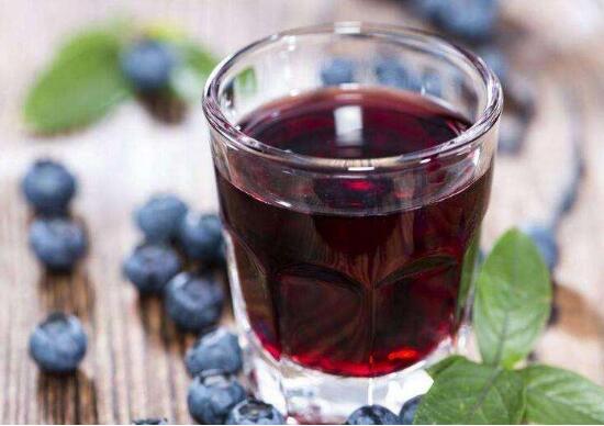 蓝莓酒的做法，蓝莓/冰糖/烈酒密封两个月即可饮用