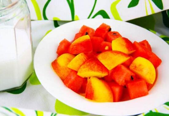 西瓜和油桃能一起吃吗，一起吃美容养颜还能降低血压