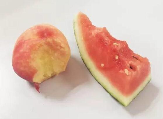 西瓜和桃子是夺命组合属谣言，二者同吃可消暑解暑