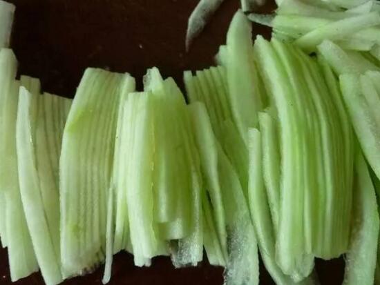 西瓜皮怎么腌制咸菜，腌制地瓜皮的四部曲