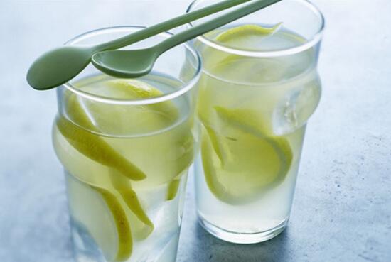 柠檬水一天喝几杯最好，喝多久的柠檬水会变白(3个月)
