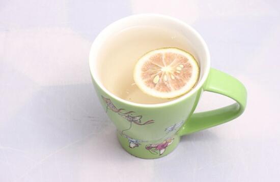 柠檬水一天喝几杯最好，喝多久的柠檬水会变白(3个月)
