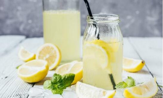 柠檬直接泡水喝行吗，柠檬水什么时候喝最好