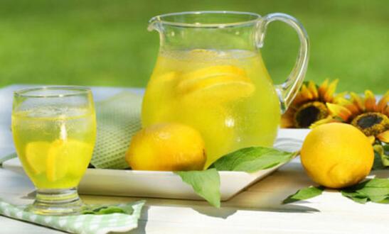 柠檬水可以每天喝吗，柠檬水一天喝多少合适(500毫升)