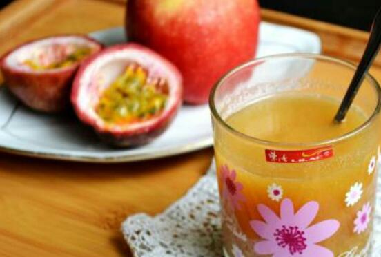 百香果和苹果一起榨汁营养好，美容养颜又增强免疫力