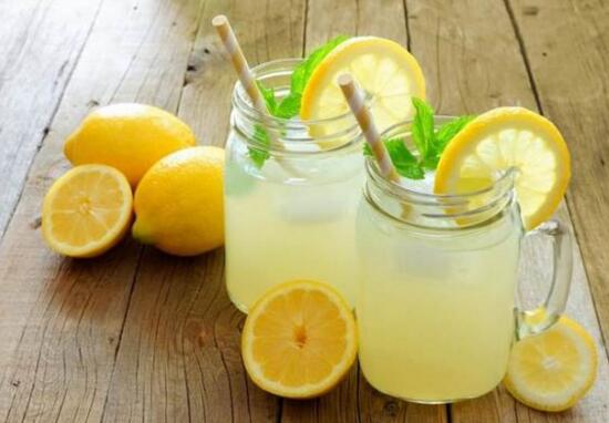 喝柠檬水长了一脸斑怎么回事，过量食用强酸性食物导致