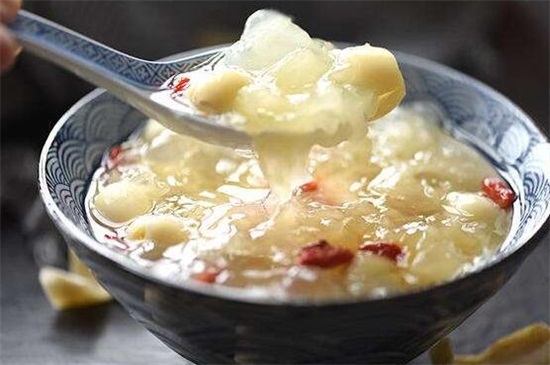 桑葚的吃法有哪些，榨汁煮粥熬汤还能酿制桑葚酒