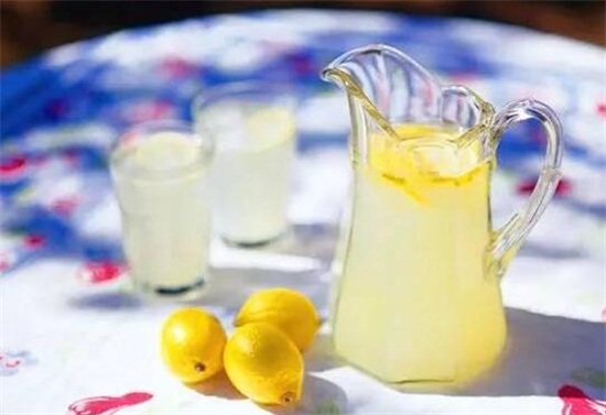 白天喝柠檬水会变黑吗，并不会(可美白养颜但不宜过量)