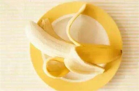 为什么香蕉皮擦脸会黑，香蕉皮中酵素被空气氧化变黑