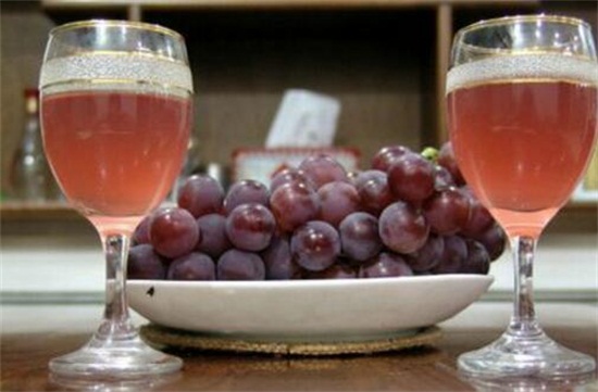 10斤葡萄能酿多少酒，加入3斤白糖可酿制11斤酒