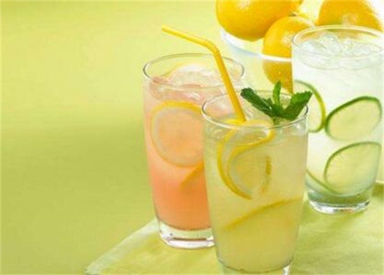 泡柠檬水用热水还是凉水，都不适合/柠檬最好用40℃温水冲泡