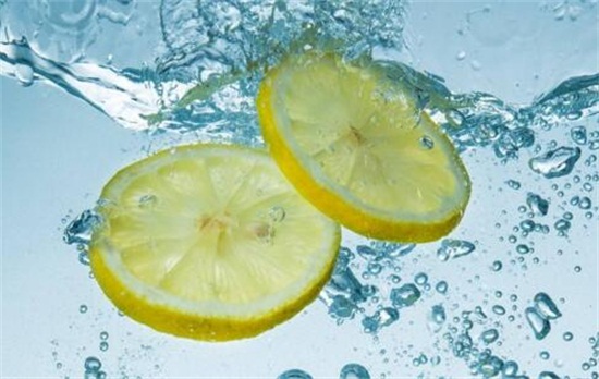 泡柠檬水用热水还是凉水，都不适合/柠檬最好用40℃温水冲泡