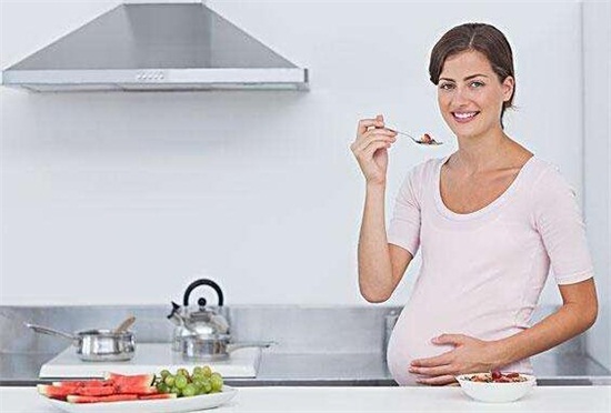 孕妇可以吃西瓜吗，可以吃但要少吃(忌吃冰西瓜)