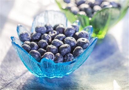 买来的盒装蓝莓要洗吗，要洗/以免残留农药影响健康