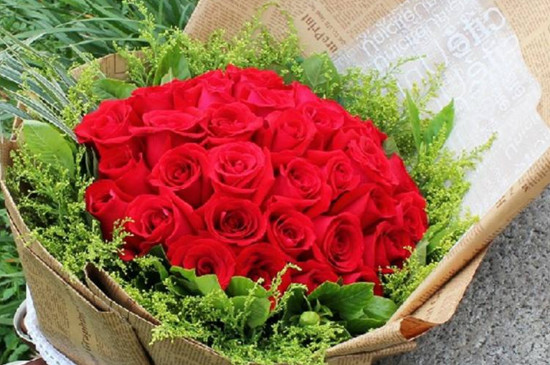 33朵玫瑰一般要多少钱，花朵加包装一起200～500元不等