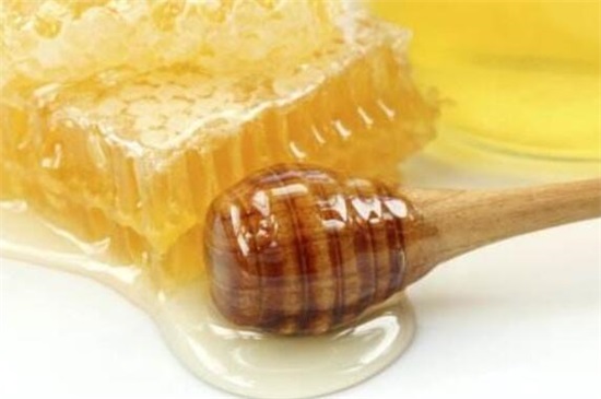 蜂蜜里的蜂蜡能吃吗，可以/生吃有微毒(最好加热后食用)