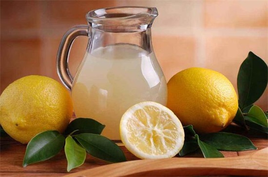 柠檬怎样吃可以美白，柠檬泡水/榨汁/泡茶/柠檬蜂蜜水/柠檬干