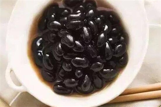 黑豆泡醋一天吃多少粒，一天5～10粒(附食用功效)