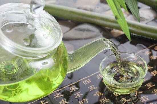 绿茶和红茶哪个好，夏季喝绿茶冬季喝红茶最适宜