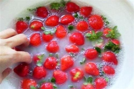 草莓怎么清洗，清水洗后用盐水浸泡