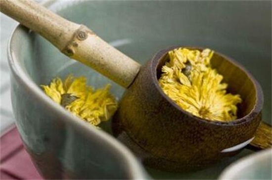 菊花茶的制作方法，清洗晾干开水浸泡