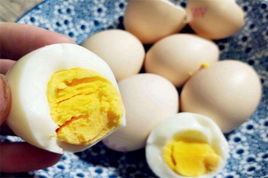 熟鸡蛋可以做花肥吗 埋入土壤或发酵使用即可 花语网
