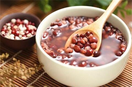喝薏米红豆水最佳时间，上午9～11点饮用最为适宜
