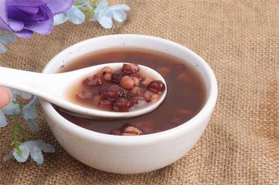 喝薏米红豆水最佳时间，上午9～11点饮用最为适宜