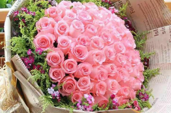 粉玫瑰适合送什么人 粉玫瑰适合送什么人 男的送女的粉玫瑰代表什么