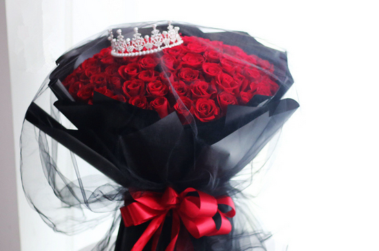黑纱红玫瑰皇冠花束寓意