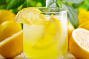 喝柠檬水长了一脸斑怎么回事，过量食用强酸性食物导致