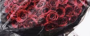 黑纱红玫瑰皇冠花束寓意