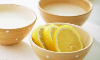 柠檬汁的功效与作用：胃酸分泌过多者慎食