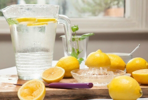 柠檬水浇花有用吗：目前没有科学依据能证明柠檬水对植物有利