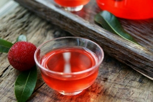 杨梅酒是怎样酿造的：酿酒时水果、酒和糖的比例最重要