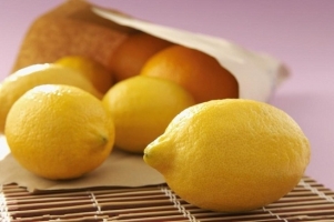 柠檬多少钱一斤：青柠，7元/斤起；黄柠，5-6元/斤起；