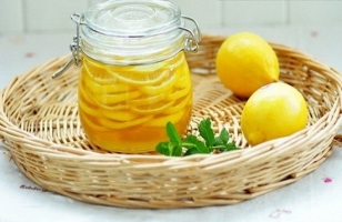 柠檬蜂蜜水什么时候喝最好：最好是在早起以后和晚上睡前饮用