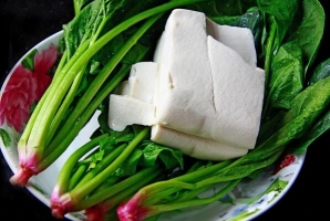 豆腐和菠菜能一起吃吗：可以，但菠菜要先在沸水中焯1分钟