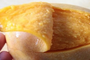 芒果皮能吃吗：可以，芒果皮能美容、抗癌、保护视力